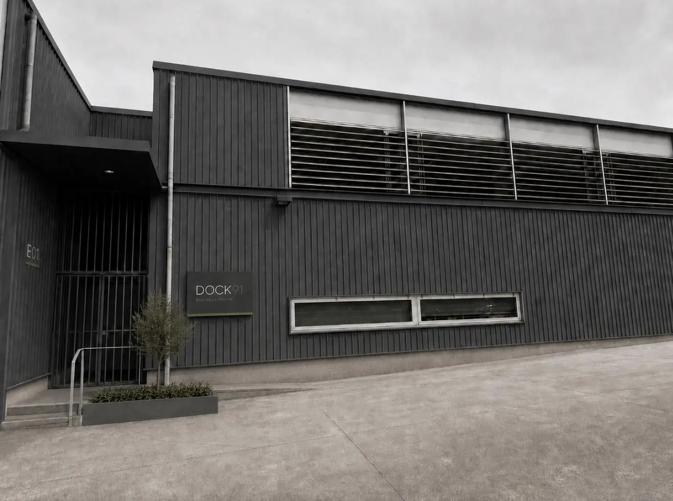 Fachada industrial do DOCK91 Business House